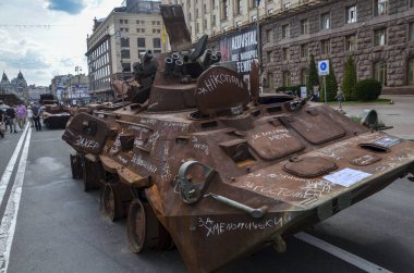 Rus işgalcilerin BTR-82AM zırhlı personel taşıyıcısının topçu saldırısı sonucu yok edildi.