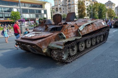 Zırhlı kişisel taşıyıcı MT-LB 'ye Mart 2022' de Kyiv oblast 'ta ateşe verilmesiyle etkisiz hale gelen bir dozer bıçağı (Rus federasyonu) takıldı.