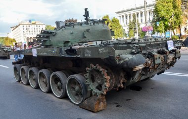 Ukrayna Bağımsızlık Günü 'nün sergisi sırasında Khreshchatyk' teki Rus tankı T-72 bozuldu.