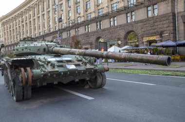 Ukrayna Bağımsızlık Günü 'nün sergisi sırasında Khreshchatyk' teki Rus tankı T-72 bozuldu.