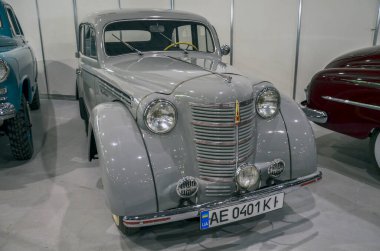 Savaş sonrası klasik Moskvich 401, 1950 'lerin Sovyet otomotiv tasarımının özünü özetliyor.