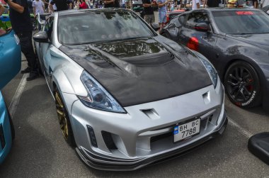 Gri Coupe 2015 Nissan 370Z, hız, çeviklik ve çağdaş tasarımın özünü yakalayan yüksek performanslı bir spor araba.