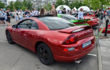 Sportif şık 2002 Mitsubishi Eclipse performansı göz alıcı tasarımıyla harmanlayan şık bir coupe. Aerodinamik çizgileri ve güçlü motoru ile tanınıyor.