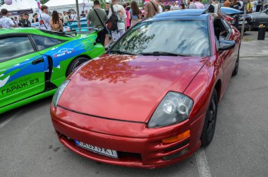 Sportif şık 2002 Mitsubishi Eclipse performansı göz alıcı tasarımıyla harmanlayan şık bir coupe. Aerodinamik çizgileri ve güçlü motoru ile tanınıyor.