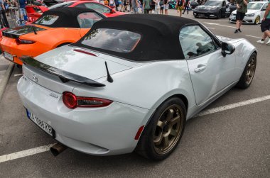Gösterişli ve çevik yol yapımcısı 2016 Mazda MX-5, hafif bir şasi ve şık bir dış görünüşle, benzersiz bir sürüş deneyimi sunuyor
