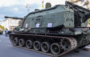 Ukrayna 'nın başkenti Khreshhatyk Caddesi' ndeki imha edilmiş Rus askeri teçhizatının sergilendiği sırada yanmış ve tahrip edilmiş bir şekilde uçan Msta-S motorlu havan topu.
