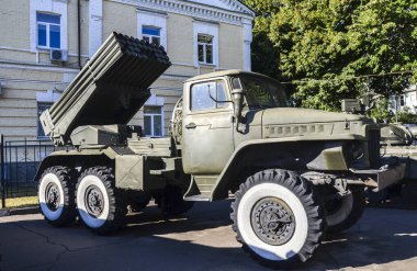 BM-21 Grad, Katyusha 'nın çoklu roket fırlatıcılarının yeni versiyonu. Genel ateş desteği ve düşman zırhlı araçlarını bozguna uğratmak için tasarlanmıştır.