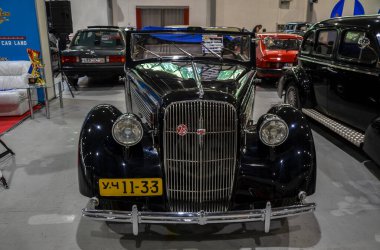 Siyah 1938 Opel Super 6, o dönemin otomotiv tasarımı ve mühendisliğinin doruk noktasını temsil eden savaş öncesi bir klasik.