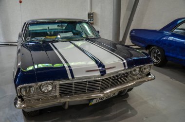 1966 Chevrolet Impala, cesur tasarımı ve etkileyici performansıyla bilinen sembolik Amerikan klasiği, 60 'ların otomotiv mükemmelliğinin gerçek bir göstergesidir.