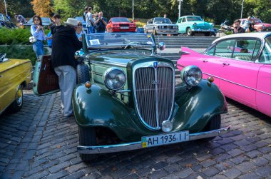 1936 Audi Front UW 225 zarif ve yenilikçi ön teker çekişli Cabriolet 2.25 litrelik güçlü dahili motoruyla çarpıcı bir performans sergiliyor.