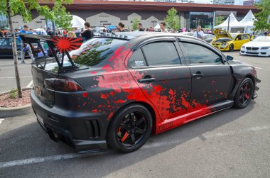 İkonik yüksek performanslı sedan 2008 Mitsubishi Lancer EVO X ralliden esinlenen mühendislik ve çağdaş stilin özünü yakalıyor