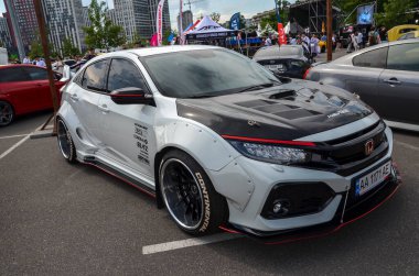 2017 Honda Civic kompakt sedan. Cüretkar dış görünüşü ve gelişmiş teknolojisi var. Bu model hem şehirli banliyö hem de yolculuk meraklılarına hitap ediyor.