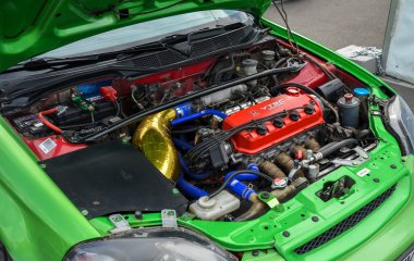 Modifiye edilmiş Honda Civic araba motorunun ayrıntılı görüntüsü canlı bir VTEC kapağı özelleştirme ve otomotiv mühendisliği içeriyor