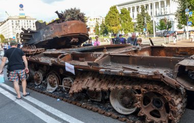 Ukrayna kuvvetleri tarafından yakalanan T-72 tankı Kyiv 'deki Khreshhatyk caddesinde Rus askeri teçhizatı sergisinde sergilendi.