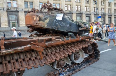 Ukrayna kuvvetleri tarafından yakalanan T-72 tankı Kyiv 'deki Khreshhatyk caddesinde Rus askeri teçhizatı sergisinde sergilendi.