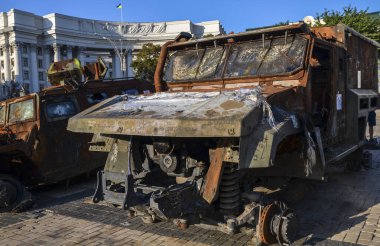 Rus silahlı kuvvetlerinden BMM Linza, Ukrayna silahlı kuvvetleri tarafından yok edildi ve Kyiv 'in merkezindeki Khreschatyk Caddesi' nde sergilendi. 