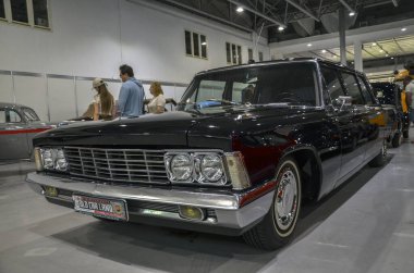 1972 ZIL 114 numaralı siyah limuzin Sovyet elitlerinin favorisi lüks ve gücün doruk noktasını temsil ediyor.