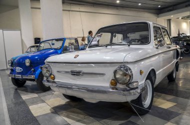 Beyaz ZAZ 966, 1966 ve 1972 yılları arasında üretilen klasik bir otomobil.