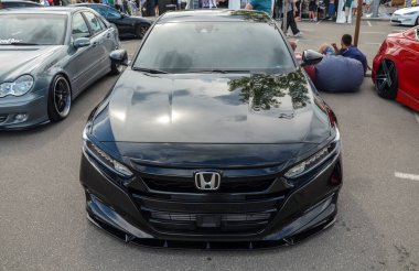Zarif tasarımı ve gelişmiş teknolojisiyle tanınan çok yönlü sedan Honda Accord, modern otomotiv mükemmelliğinin ve cazibesinin özünü yakalıyor.