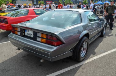 Iconic Grey 1988 Chevrolet Camaro, klasik bir Amerikan kaslı otomobili, güçlü bir V8 motoru ve cesur, agresif bir tasarımı var. 