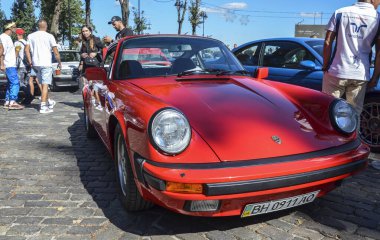 Iconic spor araba 1984 Porsche 911 Carrera güçlü arka-motor, yerleşim aerodinamik hatlar ve canlı kırmızı dış görünüşlü, 911 Carrera yolda duruyor