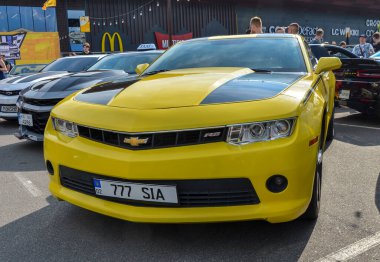 Sarı Chevrolet Camaro 5. Nesil agresif stili ve güçlü performansı ile tanınan, güçlü motor seçenekleri ve ileri teknoloji özelliklerine sahip