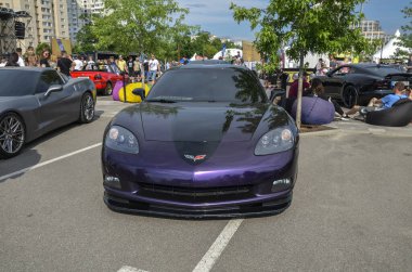 Chevrolet Corvette Amerikan otomotiv dehası ve performansının sembolü. Ayırt edici çizgiler. Cesur tasarım ve ileri mühendislik. Herhangi bir ayarda göze çarpıyor.