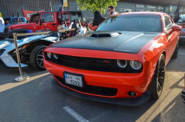 Modern kaslı araba 2017 Dodge Challenger, HEMI V8 de dahil olmak üzere çeşitli güçlü motor seçenekleri sunuyor, heyecan verici bir performans ve hatasız bir kükreme sunuyor.