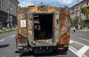 Ağır hasar gören Rus Kamaz Tayfunu, Ukrayna 'nın başkenti Khreshchatyk caddesinde halk için gösterilen pusuya karşı korumalı araç.
