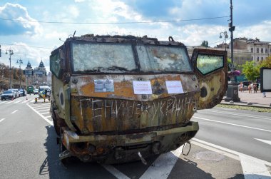 Ağır hasar gören Rus Kamaz Tayfunu, Ukrayna 'nın başkenti Khreshchatyk caddesinde halk için gösterilen pusuya karşı korumalı araç.