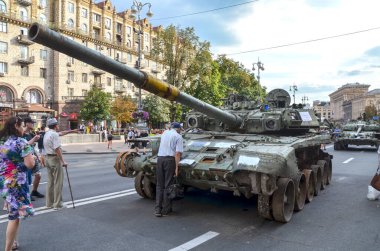 Yanmış Rus tankı T-90A Ukrayna, Kyiv 'deki imha edilmiş Rus askeri araçlarının sergisinde 4 milyon dolara mal oldu.