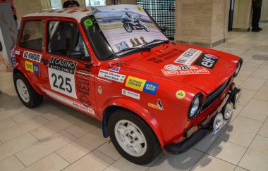 Sıkıştırılmış ve canlı 1975 Autobianchi A112 Abarth (Lancia A112) İtalyan otomotiv tasarımı ve klasik otomobil dünyasında öne çıkan simgesi