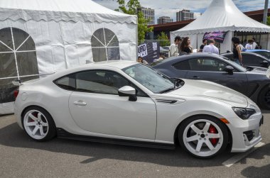 Beyaz spor araba Subaru BRZ bir açık hava otomotiv etkinliğinde sergileniyor. 