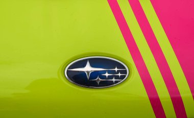 Subaru logosu gösteren canlı bir araba kaputu. Kalın yeşil ve pembe renkler tasarıma dinamik ve göz alıcı bir cazibe katar