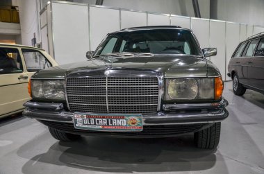 Şatafatlı ve zarif yeşil ikonik sedan 1975 Mercedes-Benz 280 SE W116 serisi Alman mühendisliği ve tasarımının doruk noktasını oluşturan zamansız bir klasik.