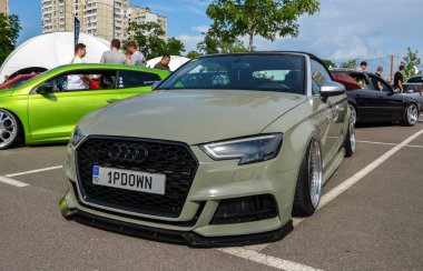 Gelişmiş kompakt lüks araba Audi A33. nesil modern teknolojiyle rafine tasarımı birleştirdi.