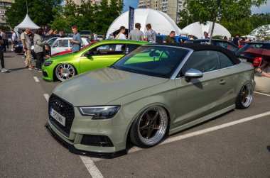 Gelişmiş kompakt lüks araba Audi A33. nesil modern teknolojiyle rafine tasarımı birleştirdi.