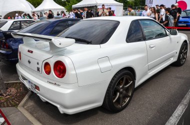 Klasik beyaz 2002 Nissan Skyline GT-R R34 sınırlı sayıda üretilmiş, efsanevi Japon spor arabası V-Specc II Nur, bir otomobil fuarında sergilendi. 