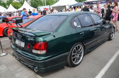 Parlak yeşil 2004 Lexus GS300, Sedan arabanın zamansız zarafetini ve gösterişsiz lüksünü yakalıyor.