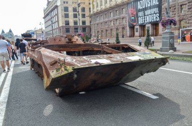 Kyiv 'in merkezindeki Bağımsızlık Günü kutlamalarının bir parçası olarak Khreshchatyk' in ana caddesinde Rus komuta ve personel aracı BMP-1K yok edildi.