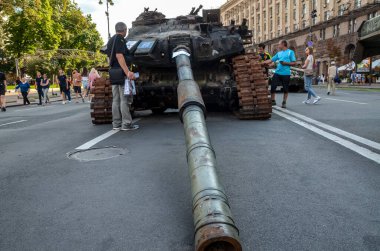 Ukrayna 'nın savaş alanlarında yok edilen Rus Federasyonu silahlı kuvvetlerinin T-72 Tankı, Kyiv' deki serginin bir parçası olarak görülüyor.