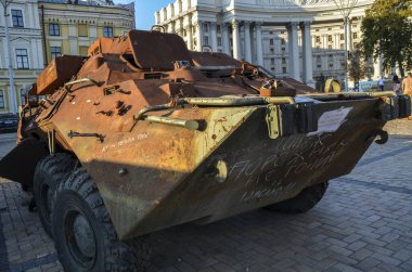 Komuta ve personel aracı Kushetka-B Ukrayna ordusu tarafından ezildi ve Kyiv 'deki Khreschatyk caddesinde yıkılmış Rus ekipmanlarının sergisinde sergilendi.
