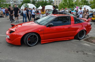 Mitsubishi Eclipse şık, dinamik silueti ve cesur stili olan spor bir coupe. Arabanın kaslı bir duruşu, agresif bir ön farı ve ayırt edici arka farları var. 