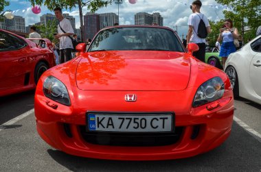 Yüksek performanslı kırmızı spor araba 2008 Honda S2000 ikonik roadster. Pürüzsüz ve aerodinamik tasarım. Güçlü 2.2 litrelik VTEC motoru var.