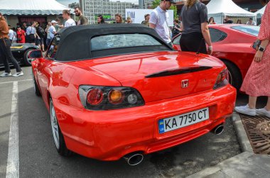 Yüksek performanslı kırmızı spor araba 2008 Honda S2000 ikonik roadster. Pürüzsüz ve aerodinamik tasarım. Güçlü 2.2 litrelik VTEC motoru var.