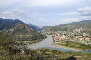 Mtskheta kenti yakınlarındaki Kura ve Aragvi nehirlerinin kesiştiği bir dağ vadisi Jvari manastırından görüldü.