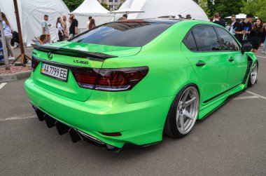 Yeşil lüks sedan Lexus LS (XF40) zarif tasarımı, kendine özgü ızgarası ve farlarıyla tanınır.