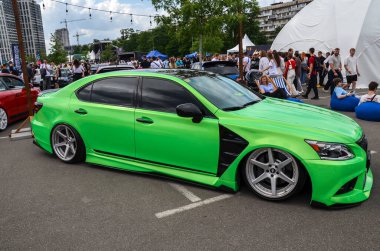 Yeşil lüks sedan Lexus LS (XF40) zarif tasarımı, kendine özgü ızgarası ve farlarıyla tanınır.