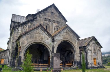 Görkemli taş Akhtala Manastırı sisli ve sakin bir arazide kurulmuştur. Karmaşık detaylar ve yıpranmış dış görünüş tarih ve maneviyatı çağrıştırıyor. Ermenistan