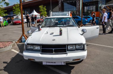 Lassic Toyota Celica XX, Supra olarak da bilinir, stil ve aerodinamik tasarımı ve dinamik, sportif görünümü olan zarif vücut hatlarıyla övünen bir Japon spor arabasıdır.